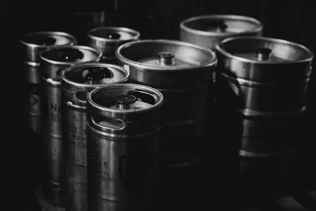 Plastikowe skrzynki piwne w skupie — jakie przyjmujemy, ile wynosi kaucja i jak działa sprzedaż hurtowa